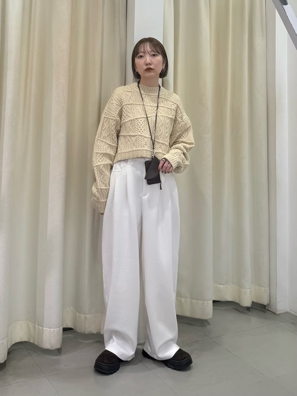 ケーブル編みがかわいいニット。
合わせやすいコンパクトな丈感が◎

冬らしく
ホワイトのワントーンコーデ..
小物はブラウンで締めました！