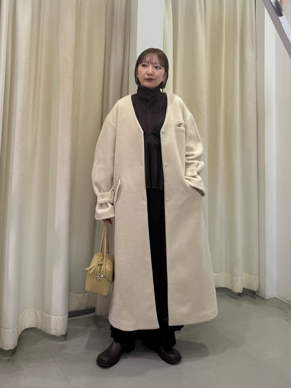 大人っぽく着られるボアコート。
ロング丈でもＶネック仕様なので
首周りや全体をスッキリ見せてくれます◎

冬のお出かけを意識したホリデーコーデ。
中はブラウンのワントーンで
柔らかい印象で合わせました。