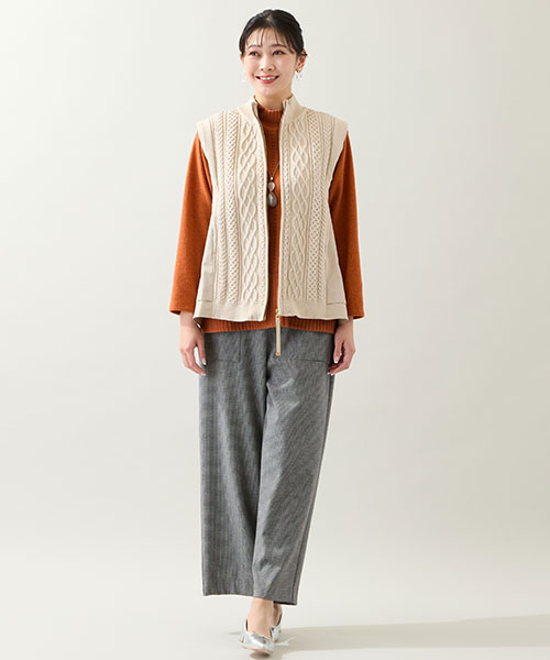 【大きいサイズ】ケーブル柄のベストにオレンジのインナーを合わせた温もりカラーのコーディネート
