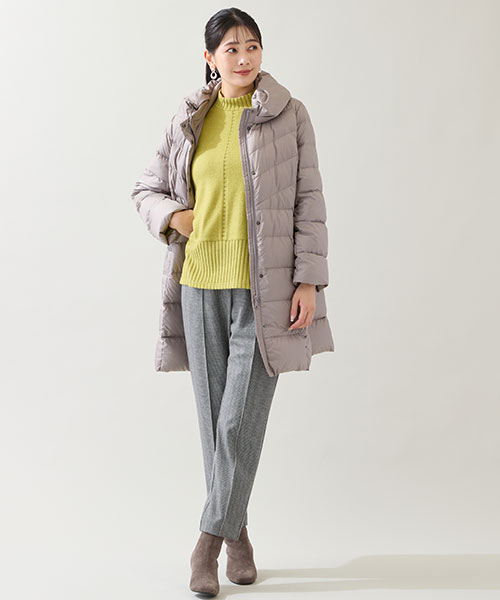 【大きいサイズ】人気の軽量ダウンコート。きれいなイエローの起毛トップスと暖パンを合わせれば寒い日のお出かけも安心です。