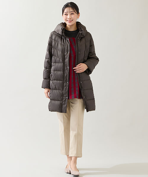 【大きいサイズ】深みのあるレッドのチュニックを効かせたダウンコートのスタイリング。足元は暖パンで寒い日も安心！