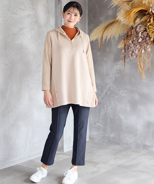 【大きいサイズ】大人カジュアルな着こなしにピッタリのフーディー。オレンジのインナーをチラっと覗かせればこなれ感がアップします。