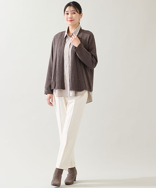 【大きいサイズ】シャツとカーディガンのレイヤードスタイルは鉄板！ブラウン×ホワイトの配色なら上品な印象で楽しめます。