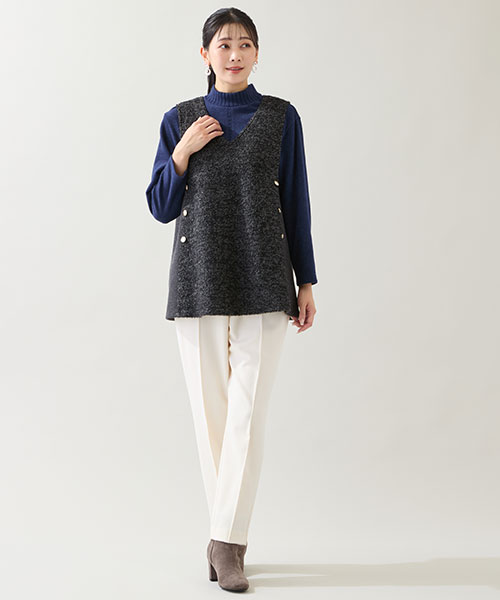 【大きいサイズ】温もり感のあるループニットのベストは冬の重ね着に華やかさを添えてくれます。ホワイトボトムとなら軽やかな印象で楽しめますね。