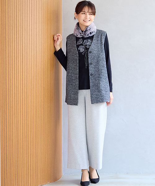 スライバーニットのベストで楽しむ冬のレイヤードスタイル。モノトーンでまとめるとぐっとエレガントな印象に！