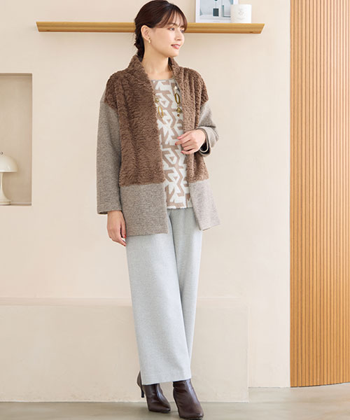 ふわふわのファーが可愛いアウターを主役にしたパンツコーデ。淡色使いなら品よく着こなせます。