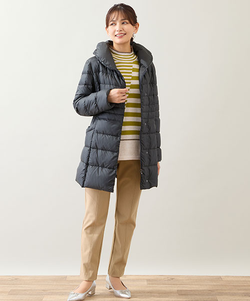 毎年人気の軽量ダウンはパンツスタイルと相性抜群。カラーボーダーのセーターに暖パンを合わせてアクティブに着こなして。