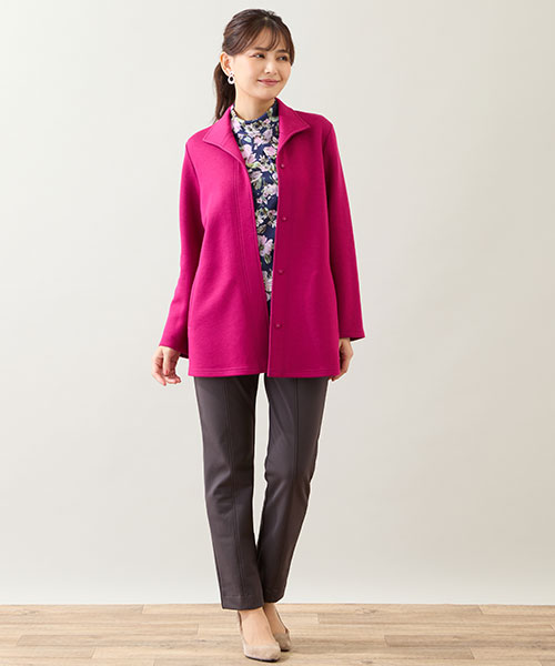 キレイなカラーアウターに心躍るパンツスタイル。インナーの花柄が女性らしさをアップしてくれます。