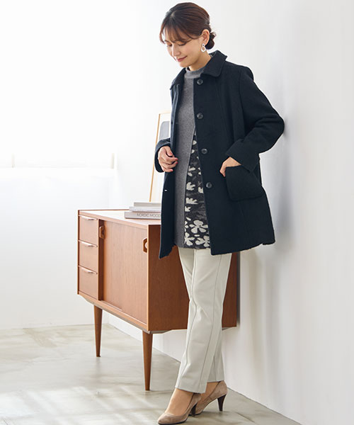シャギーコートで楽しむ上品カジュアルコーデ。色を抑えた着こなしでぐっと洗練された印象に。