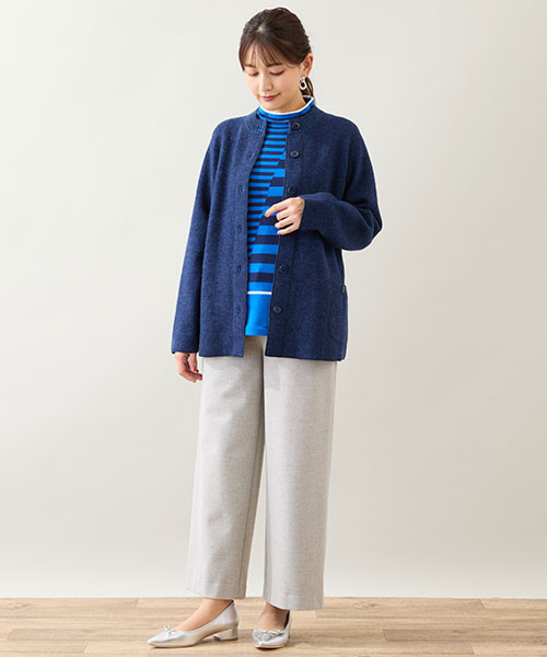 ニットカーディガンとセーターのブルーをリンクさせたパンツコーデ。足元を淡色にすることでスッキリと着こなせます。