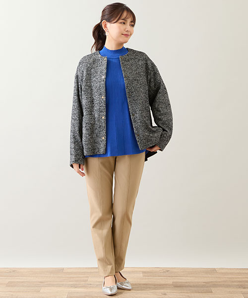 薄ダウンを入れたツイードジャケットにブルーのセーターが目を惹くカジュアルコーデ