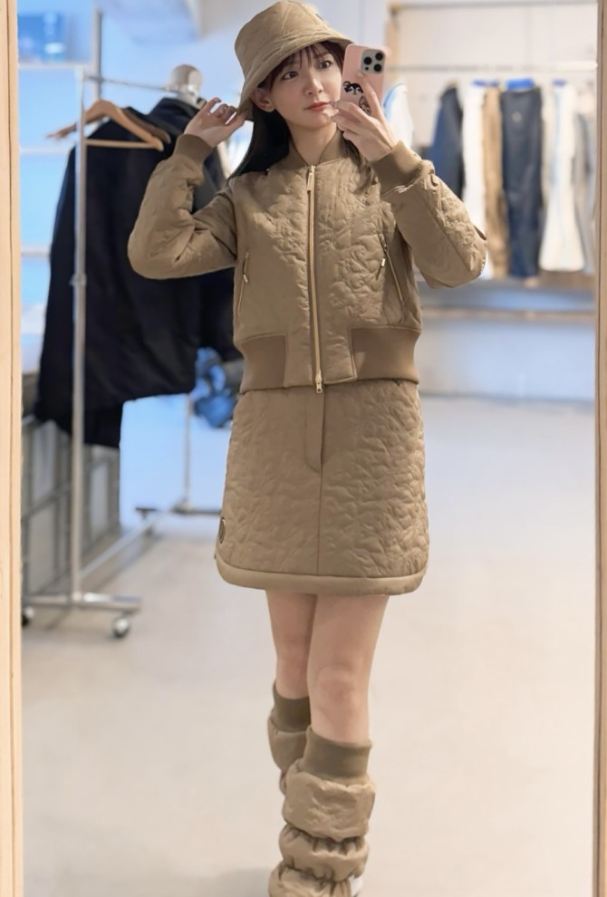 ロゴキルティングシリーズで揃えてベージュコーデ。暖かさも抜群♪