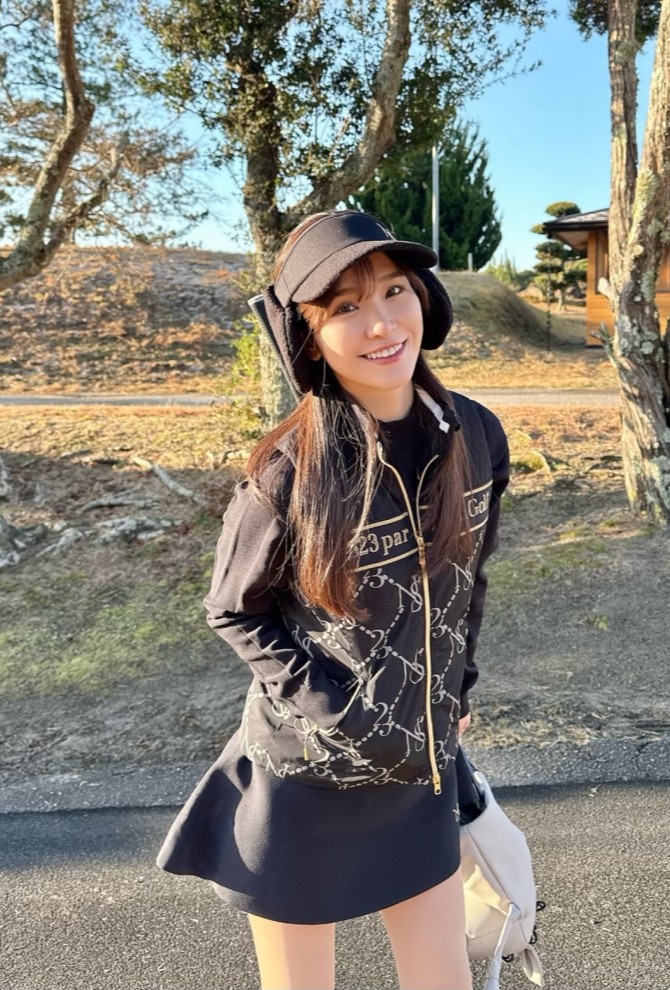 輻射熱で蓄熱する中綿を使用した、機能素材のベストをニットに合わせて、冬のラウンドも暖かスタイル。ブラックに映えるゴールドがポイント。