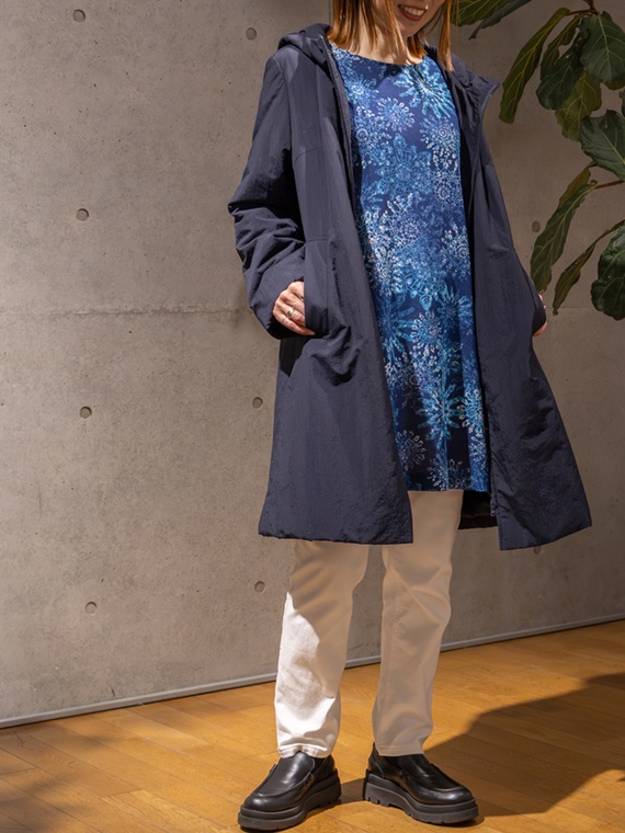 冬を美しく彩るスノークリスタル（雪の結晶）プリントのチュニックに色味を合わせた中綿入りコートを合わせたコーディネートです。コートは絶妙なAラインシルエットで、カジュアルになりすぎず、大人の上品さを演出します。
モデル身長：162cm