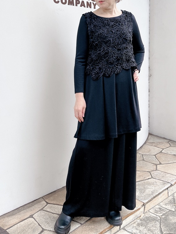 カットソー素材でリラックスしてお召しいただける『ブラック』コーディネートです。Aラインシルエットのチュニック＋ワイドパンツ、さらにレース調のコンパクトなベストを合わせました。落ち着きとクラス感が演出されるスタイルです。
モデル身長：163.5cm