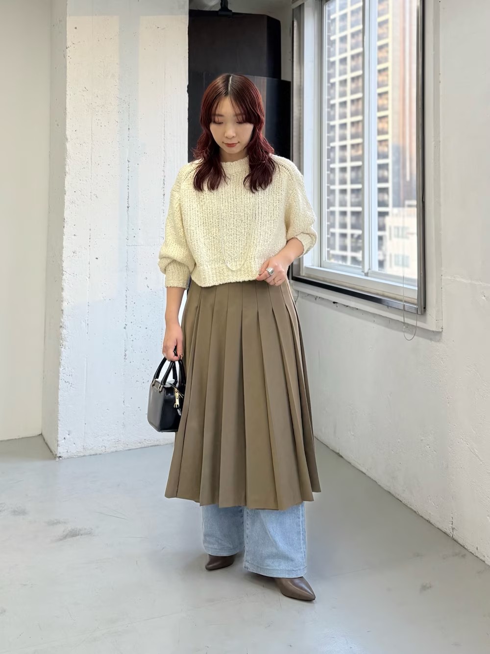 【トップス】表情豊かな編み地で1枚でも着映えするショート丈ニット。スカート合わせやシャツとのレイヤードもおすすめです。

【ボトムス】トレンドのプリーツスカート。少し短めの丈感なので、今回はデニムを重ねてボリュームを出した旬な着こなしに仕上げました。