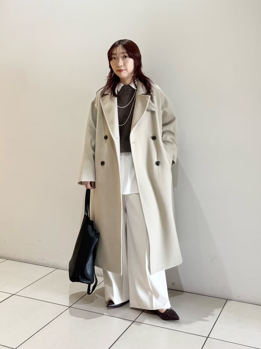 【アウター】身長157cm、36サイズ着用。定番のチェスターコートながら、程よいゆとりがありとても着やすいです。

【ボトムス】ウールライクな質感のワイドパンツ。フロントタック入りで、シルエットの美しさが際立つ一着です。