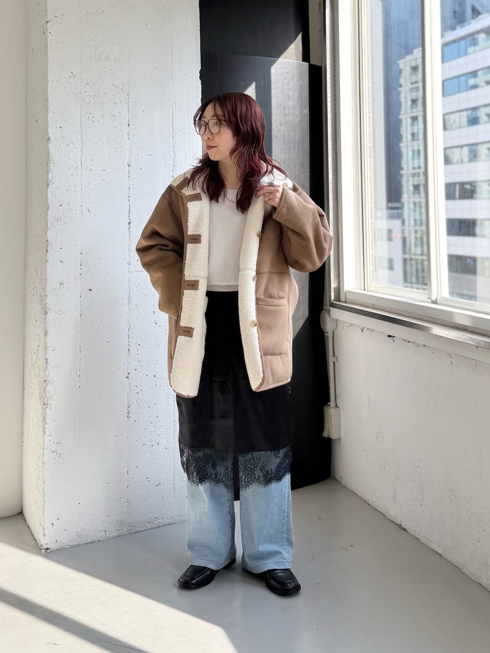 【アウター】ムートンとボアをリバーシブルで楽しめるコート。ゆるっとしたカジュアルなシルエットが可愛く、非常に軽いので気軽に羽織れます。

【トップス】スッキリ見えるショート丈。程よい生地感なので、今の時期からすぐに活躍してくれるアイテムです！