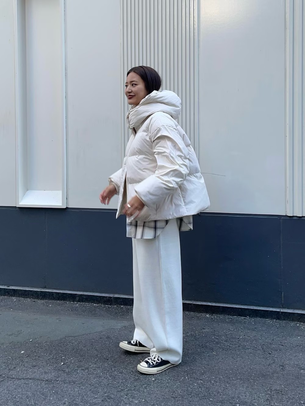 取り外し可能なフードとゴールドの金具使いで、上品かつ都会的な印象に。ダウン特有のボリュームを抑え、光沢のない生地感で仕上げました。裾のドローコードでシルエット調節も可能。オンオフ問わず着回せる万能な一着です。