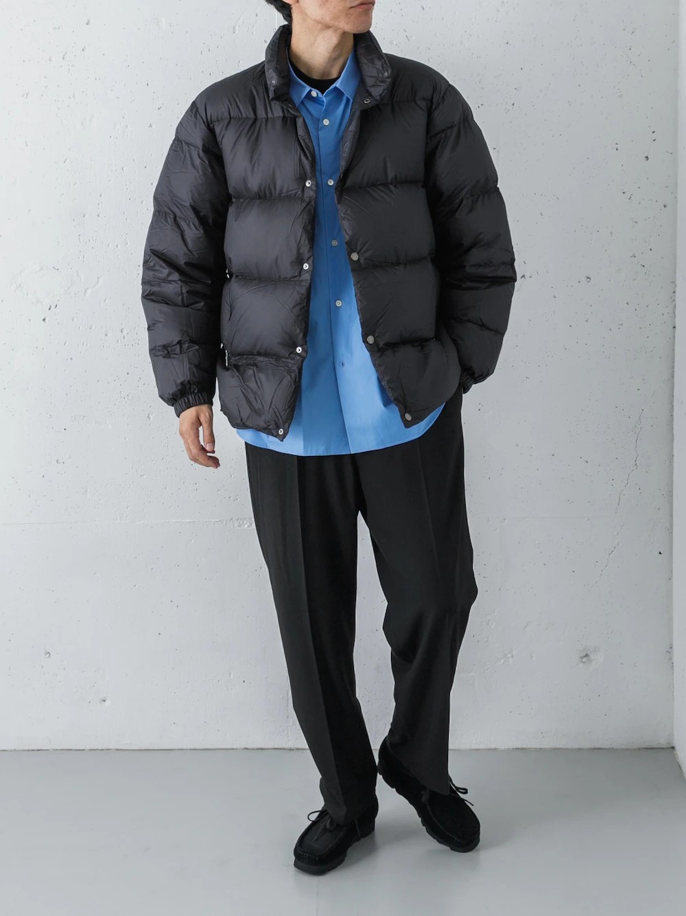 【KAJIF採用ダウンジャケット】石川県KAJI GROUPが開発した、世界最軽量クラスの「KAJIF Ultimatelight」を採用。極細糸による驚異的な軽さと撥水性を両立しました。レトロなステッチをミニマルに昇華し、フード着脱や裾の調整機能など機能美を追求した一着です。