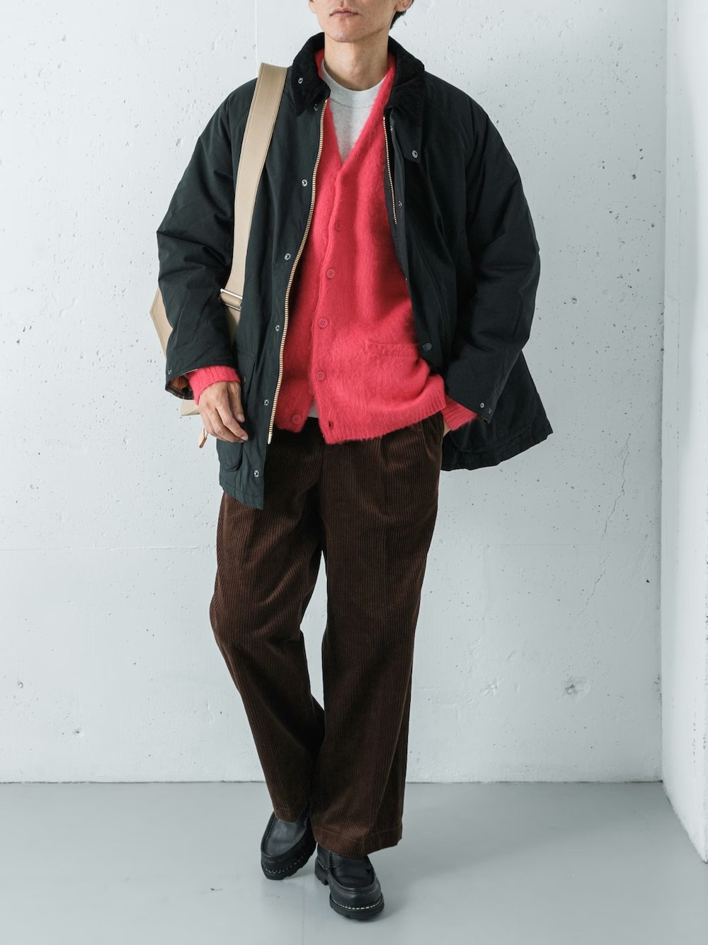 本国承認を得て実現した、インラインにはない中綿入りの特別モデル。耐久性の高いノンワックスのピーチスキンを採用し、防風・防水・保温性に優れています。伝統的なスタイルに、モダンなオーバーサイズと別注の裏地チェックが光る唯一無二の一着です。