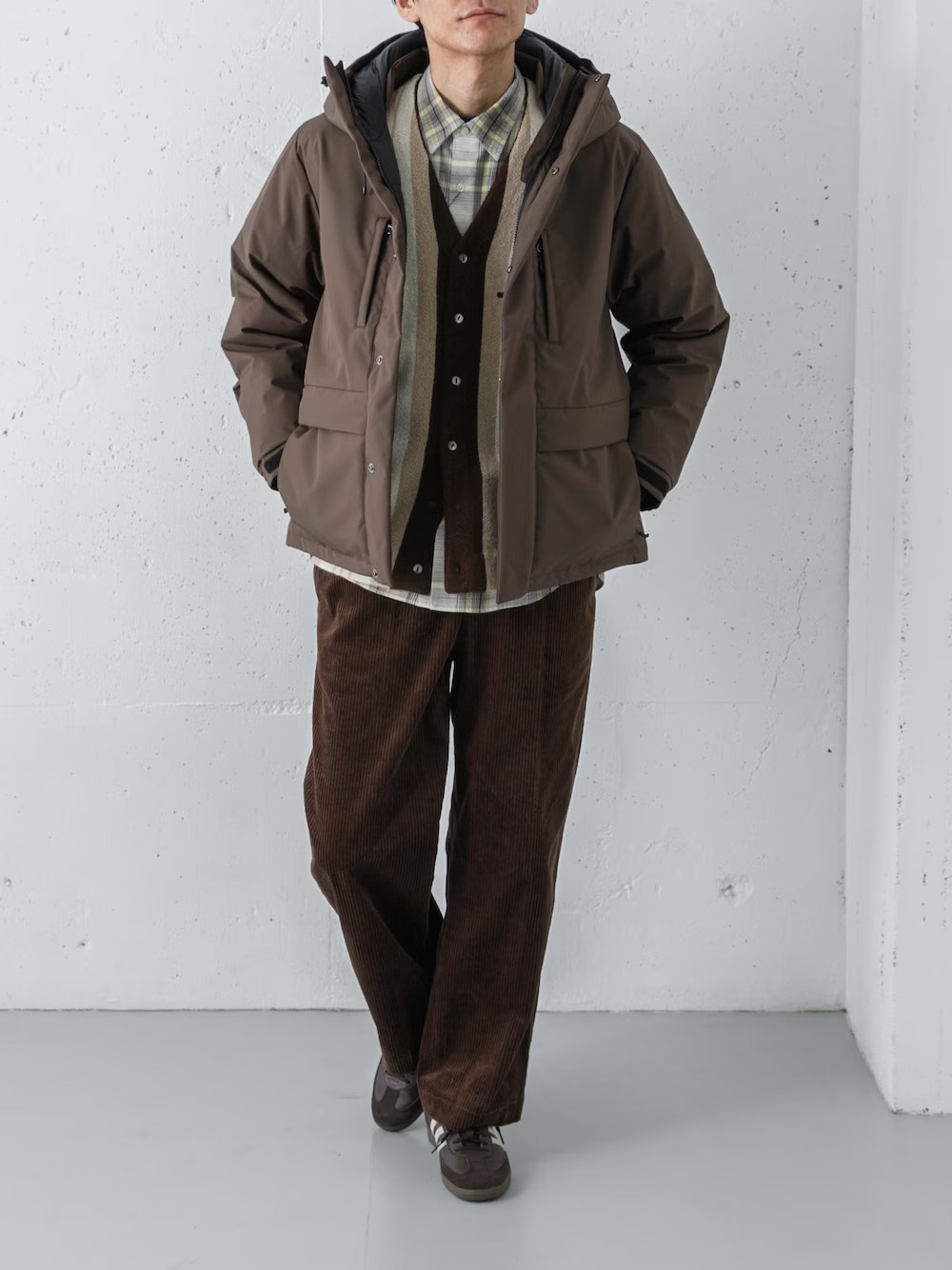 【800FLP高品質ダウン】最高クラスの暖かさを誇る800フィルパワーのダウンを採用。表地は防水・防風性に優れた3レイヤー素材で、極寒にも対応します。ステッチを見せないミニマルな外観に、多ポケットや動きやすい袖のタックを装備。機能性とデザインを高次元で融合させた一着です。