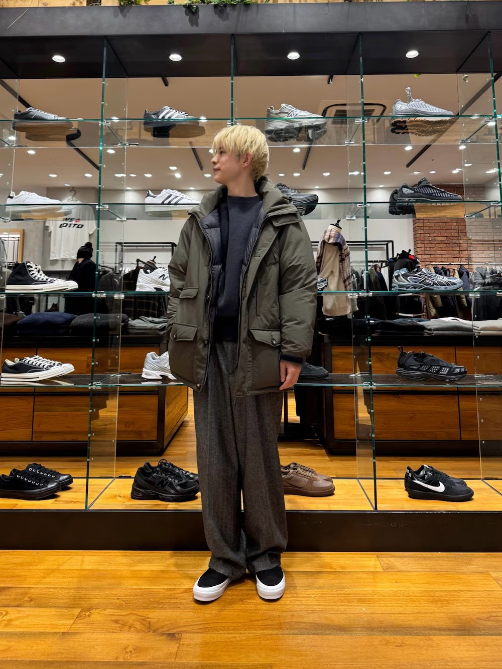 【アウター】
Mサイズを着用。
軽さがありかなり保温力が高い印象です。
少し野暮たさはありますが洗練されたデザインでキレイ目にも使いやすいダウンです！