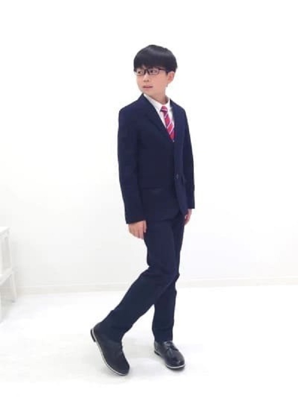 〜卒業式に着たい！王道セレモニーコーデ〜

▪︎【セットアップ対応】TRトロピカル　ジャケット&ロングパンツ
•スッキリとしたシルエットでスタイルが良く見えます。
ジャストサイズでの着用がおすすめです。
•パンツのウエストはホールゴム仕様なので、お子様に合わせて調節が可能です。
左右５ホールほど引っ張っています。

▪︎イージーケア　ピンポイントオックスフォード　長袖シャツ
•ボタンダウンの、シンプルなデザインで着回しがしやすいです。
•スーツの時はウエストインしても、出てこなくてちょうどよく、カジュアルにアウトしてもカッコいい丈です。

▪︎レジメンタルストライプ　ネクタイ
•レッドのLLサイズを着用しています。
•アジャスター付きでワンタッチで着脱できます。
•Lサイズは110〜130㎝、LLサイズは140〜160を目安にお選びください。

•結婚式や発表会など様々なシーンで活躍しそうです。

身長:147㎝
着用サイズ:ジャケット、パンツ、シャツ150㎝　ネクタイLL