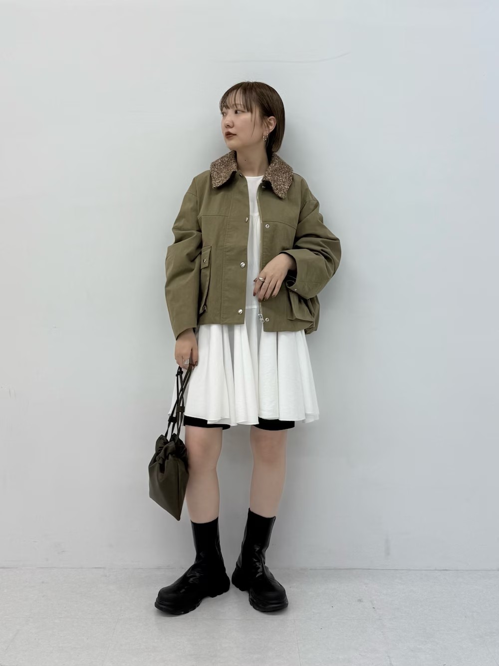 ミリタリー感ある素材のジャケット。
バックスタイルはバルーンシルエットで
レディ感もプラスしてくれます。

かわいらしくミニワンピ合わせに◎
スッキリ見える丈感もうれしいです！