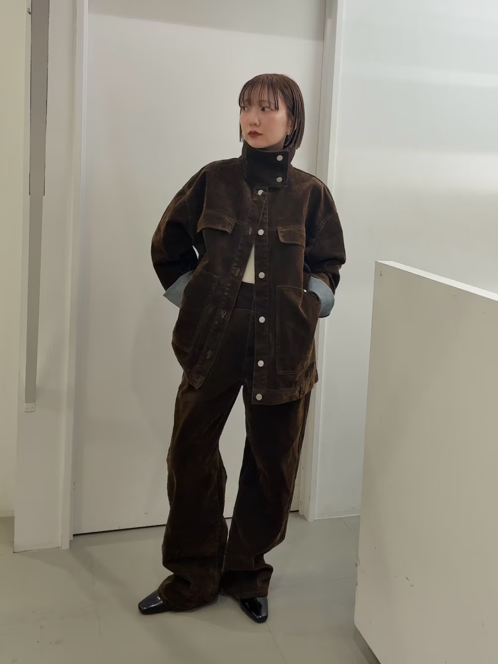 今年もデニムコレクションが登場！
長く着るほどにより
デニム感が出てくるブラウンカラー。
他にないKBFらしいアイテムです。

同素材のセットアップで~
襟が高めなので立てて着るとよりモードに◎