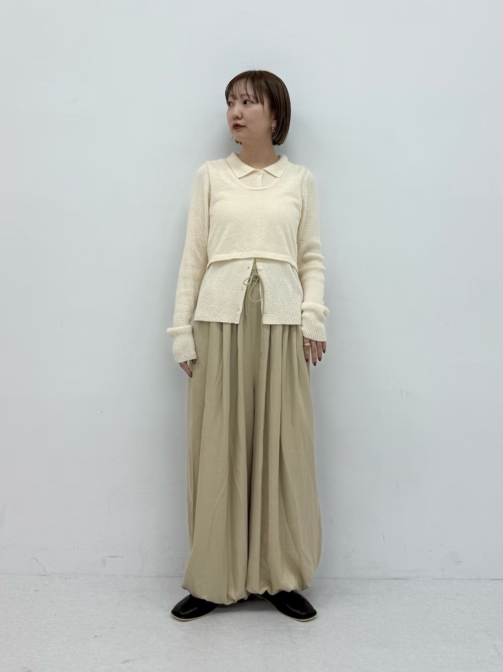 ブークレ素材で着心地の良いニット。
サラリと春先まで使えます。

スッキリ見えるシルエットなので
ボトムにはボリュームのあるものを
合わせました！足元はスッキリと◎