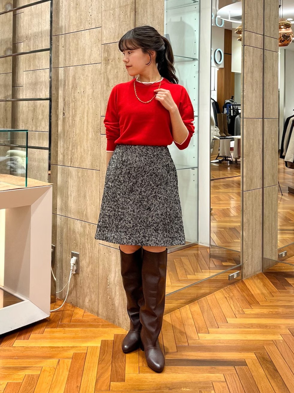 赤ニットを使ってクリスマスを連想させるようなコーディネートに♪
スカートとロングブーツで大人女子を演出♪
スカートには同じ素材のコートもご用意しております♪
是非参考にしてください！