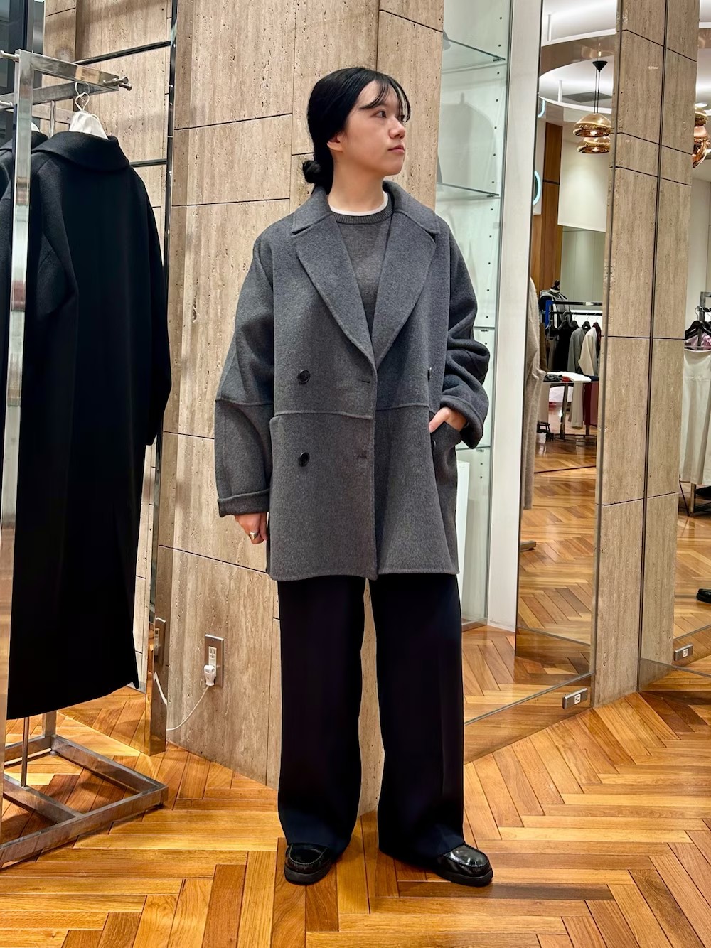 一見シンプルなリバーコートですが、絶妙なビックシルエットがポイント◎
とことんシンプルに、でも他とは差をつけたい方にオススメです。