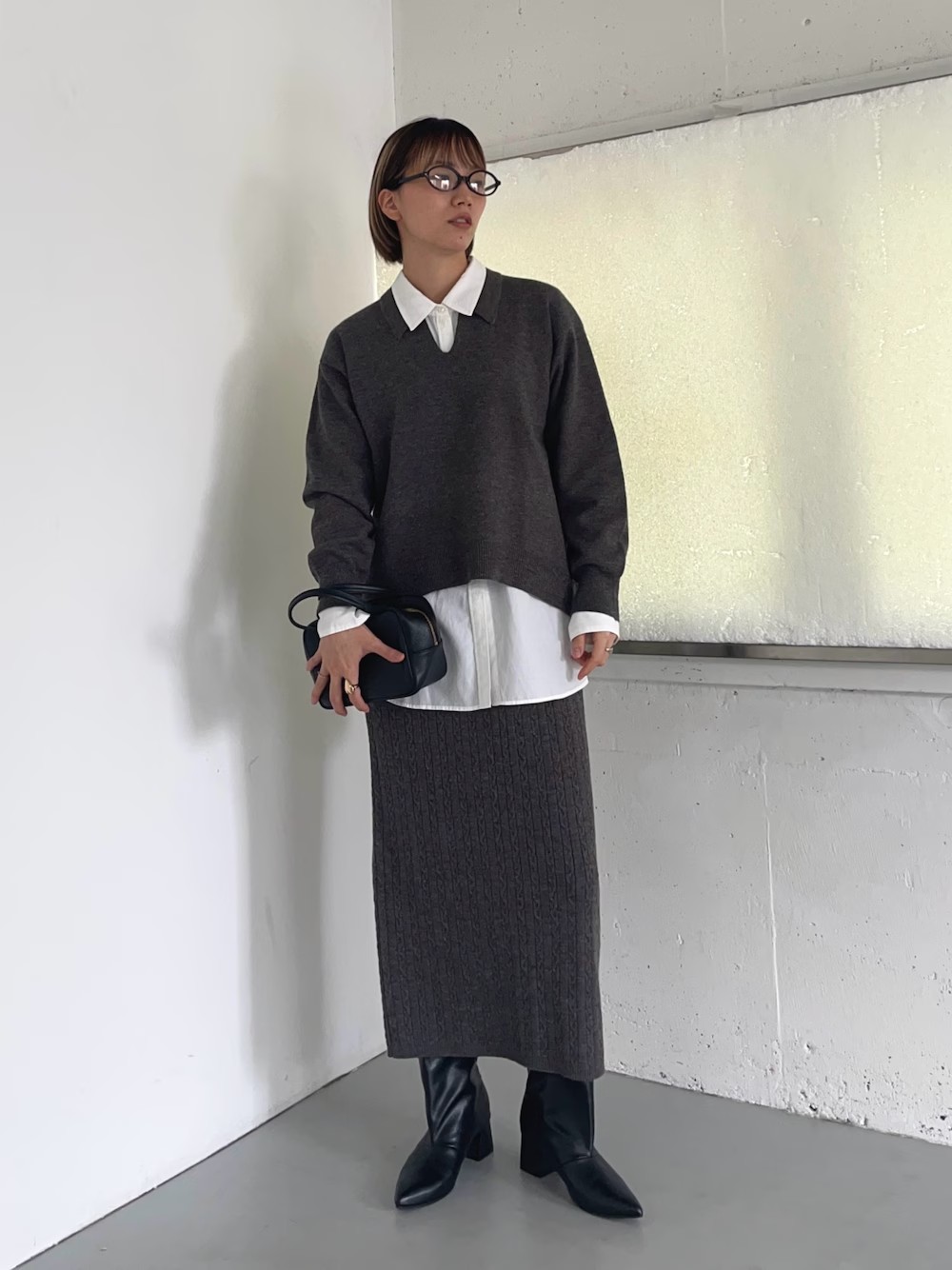 ウォッシャブル、抗ピル加工のニットセットアップは
機能性はもちろん着回しの幅を広げてくれる一着。
今回はシャツとのレイヤード、小物はブラックでまとめてみました○
166cmはトップスが腰のあたり、スカートは足首が見えるくらいの丈感でした。