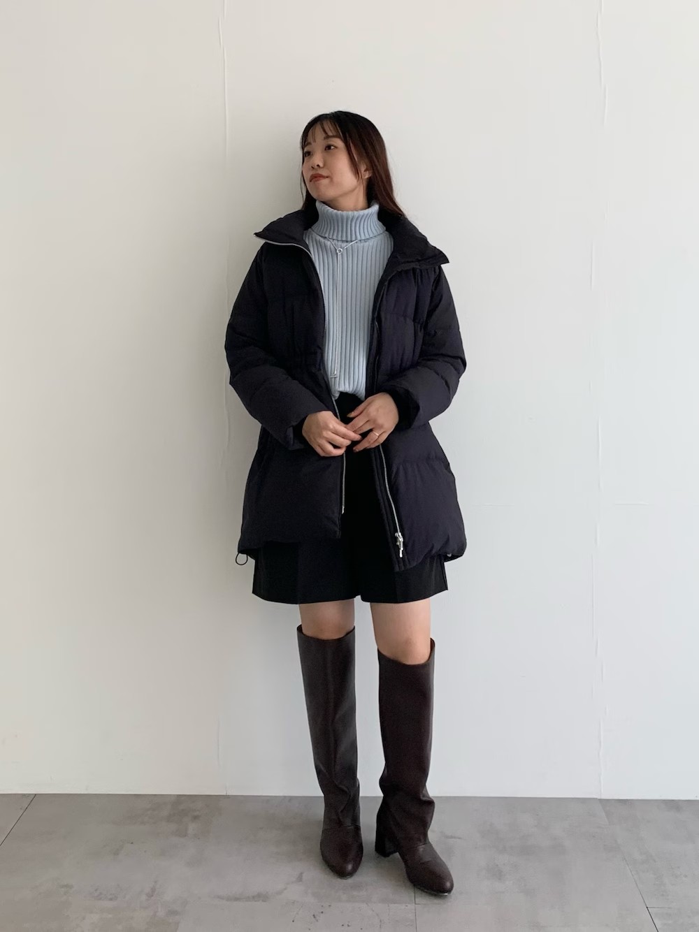 ROSSOの今年長めダウンはウエストが絞れるタイプ！
ベースはカジュアルですが
ぎゅっと絞るとキレイめになる仕様です！
ショーパン合わせでも可愛らしくなりすぎず
大人に着れるのが嬉しい☺︎
撥水加工着いているのでどんな天気でも気にせず着れるのも◎