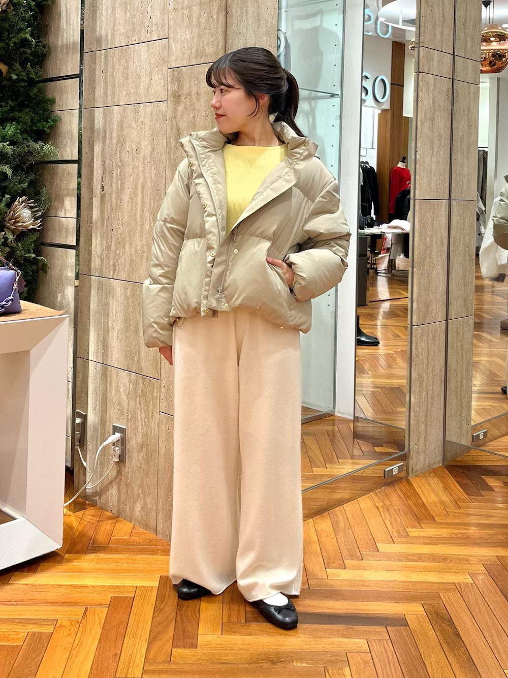 軽くて暖かいダウンは、ショート丈なので低身長さんもバランスよく着れます◎
36サイズでちょうど良かったです！38サイズを選んでも裾を絞って使えるのでお好きなサイズ感で選んでいただけます！
フードも取り外せるので雰囲気も変わります〜♪