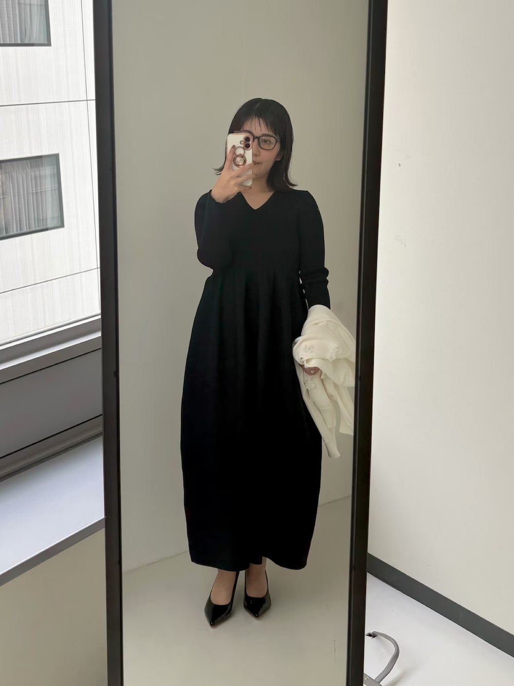 スカートの立体感あるシルエットが可愛いニットワンピース。
上半身は細めのリブ＋Vネックが女性らしい抜け感を演出してくれます。
ホリデーにもぴったりなアイテムです◎