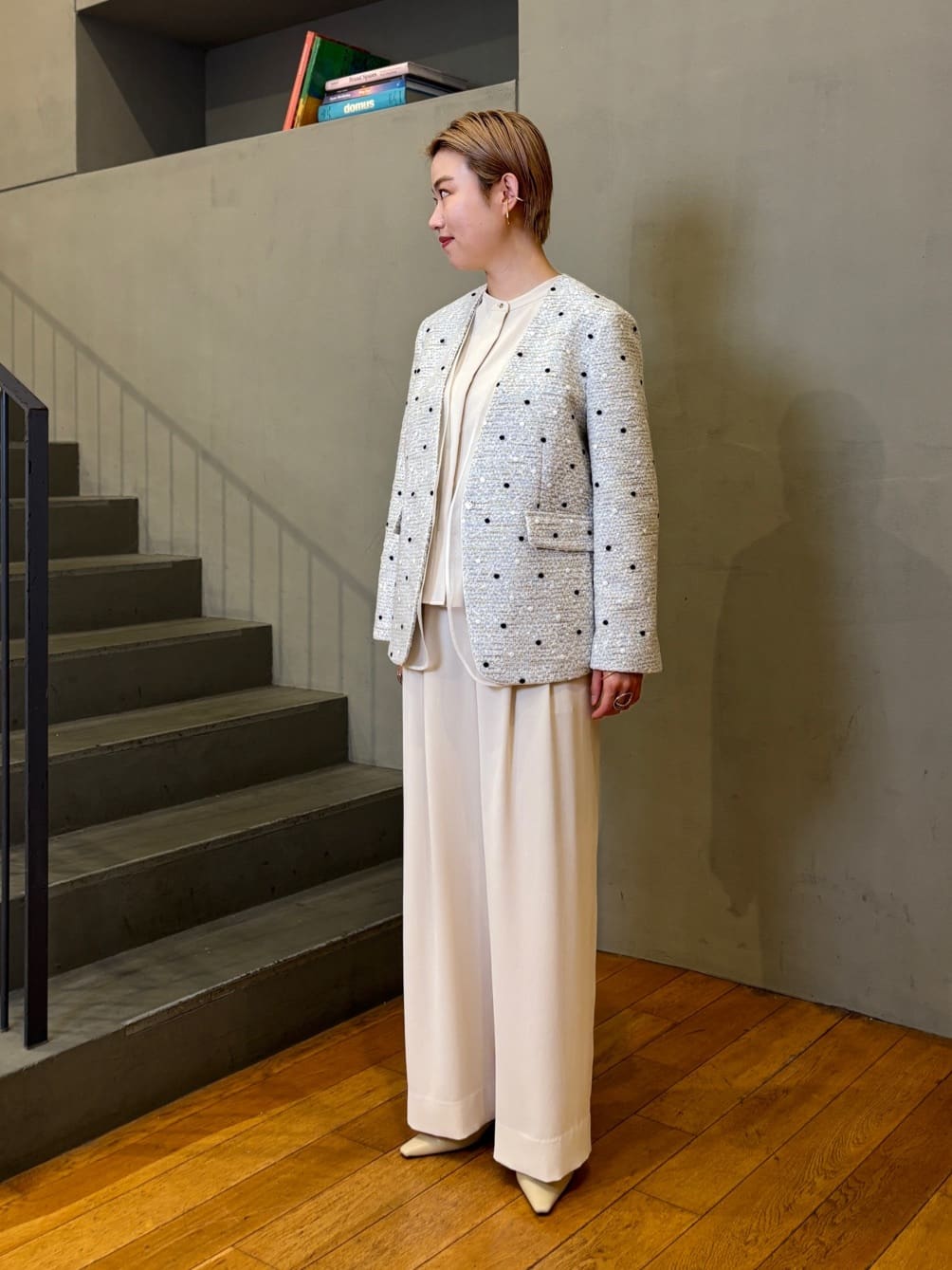 身長162㎝　〈Ballsey〉ラッピングツイード Vカラージャケット

上品なホワイトベースのツイード素材に、チュール素材をミックスした華やかなジャケットです。
グレーベージュを含んだような、ニュアンスのあるホワイトカラーも魅力。
ドット柄を刺繍したチュール素材を散りばめた、他にはないデザイン性の高さが目を惹きます。

首元はすっきりとしたノーカラーデザインで、
インナーにカットソーやブラウスを合わせてももたつかず、レイヤードしやすい仕様。
顔周りがシャープに見えるため、ツイード素材でも重たく見えないのがポイントです。

シルエットは身体のラインを拾いにくい、ストンとしたボックスシルエットに近いデザイン。
デニムでカジュアルダウンしたり、きれいめなパンツやスカートを合わせれば、オケージョンシーンにも対応できます。

