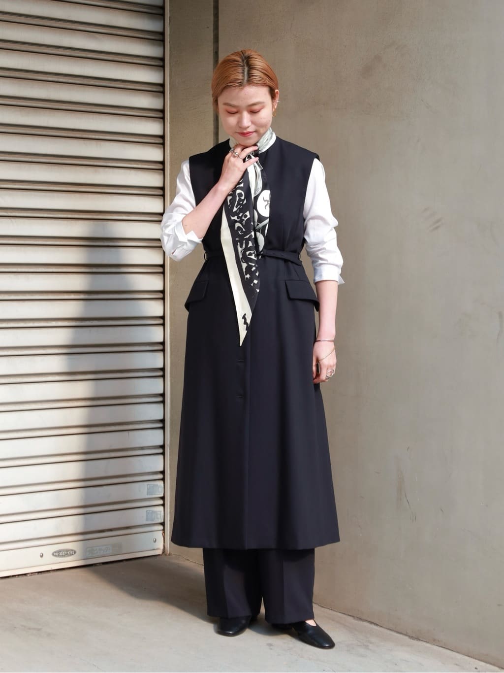 身長162㎝　〈TOMORROWLAND collection〉ブロークンオックス ジレワンピース

縦ラインを強調するロング丈のジレワンピースです。
細ベルト付きで、きゅっと締めれば女性らしく、外せばストンとしたIラインに。気分やスタイリングに合わせて印象を変えられます。

動くたびにきれいに揺れる素材で、きちんと感がありながらも堅く見えないのが魅力。シーズンを通して着やすい点も嬉しいポイントです。
首元はすっきりとしたノーカラー仕様で、シャツやブラウス、スカーフ合わせなど、レイヤード次第で表情がぐっと広がります。

同系色のパンツでセットアップ風にまとめたり、柄パンツやカラーアイテムで遊びを効かせたりと、オンオフ問わず幅広く活躍します。