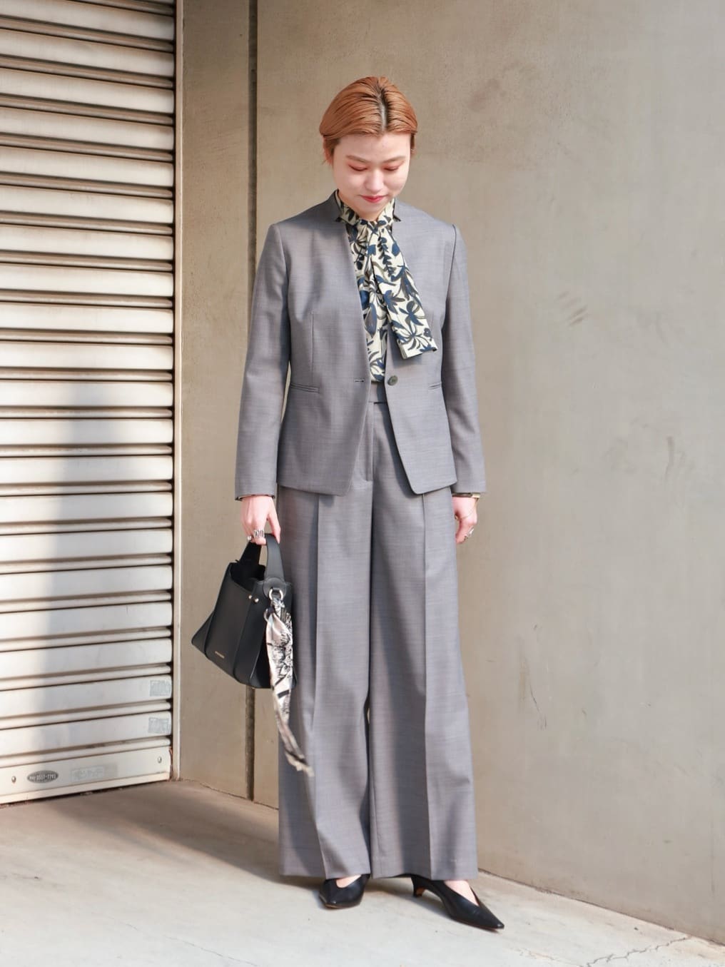 身長162㎝　〈TOMORROWLAND collection〉シャイニーシャーク キザミカラージャケット
〈TOMORROWLAND collection〉シャイニーシャーク センタープレスワイドパンツ

SSシーズン定番のセットアップから、26年度は新色グレーブルーが登場します。
知的でマスキュリンな印象のカラーリングで、ビジネスシーンにぴったりな一着です。
シルク混素材ならではの柔らかな着心地と、自然な光沢感が上品さを引き立ててくれます。