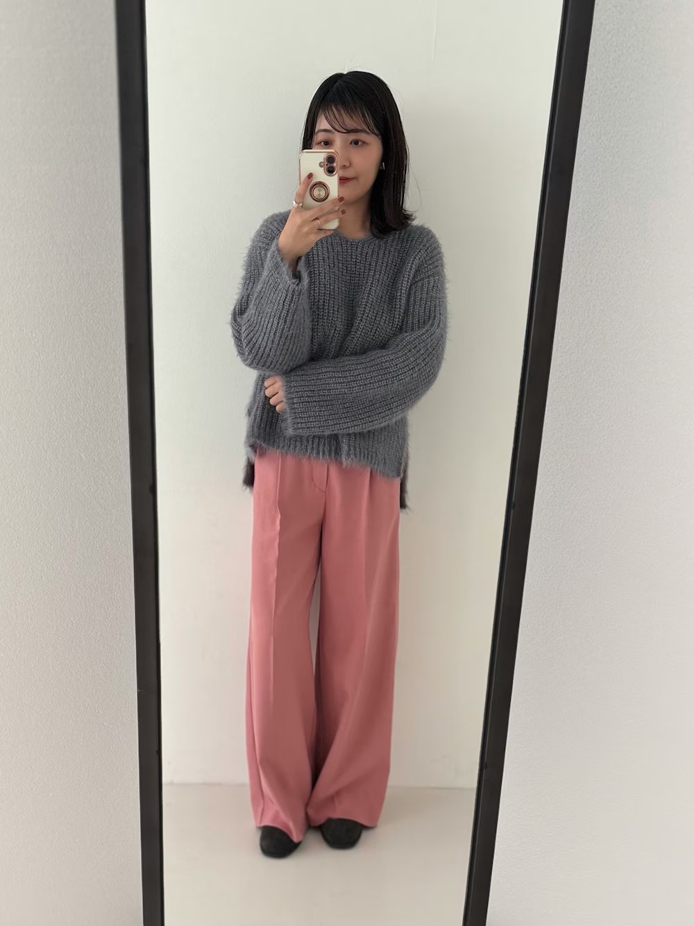 さりげなくラメ糸が入った、ふわっとした素材感が可愛いシャギーニット。
ゆるっとしたサイズ感ですが、Vネックと深めのサイドスリットで、女性らしい抜け感が演出できます。
後ろの方が丈が長くなっているので、腰回りをカバーしてくれるのも嬉しいポイント。