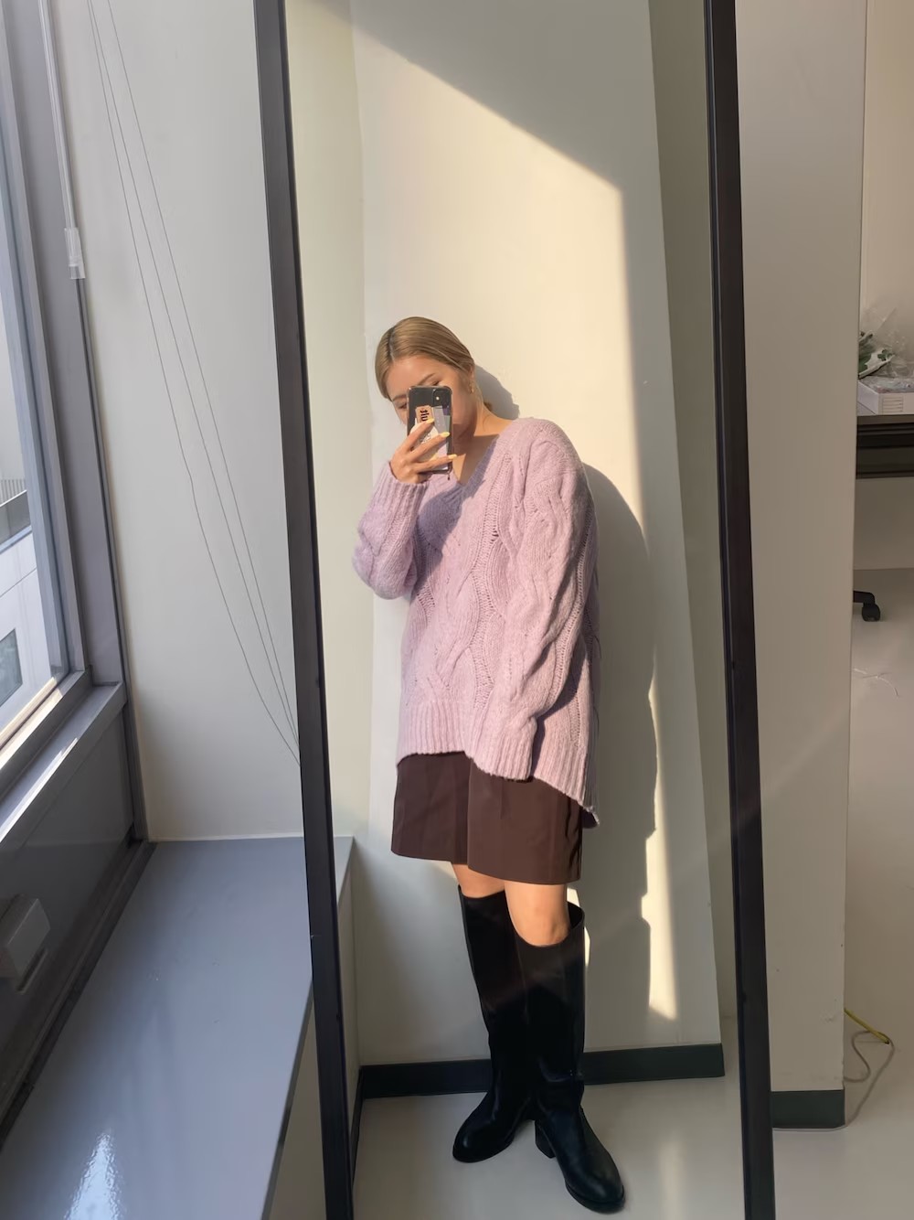 薄めのパープルが可愛い！！
オーバーなニットなのでショートパンツ、
ロングブーツと合わせてすっきりと。