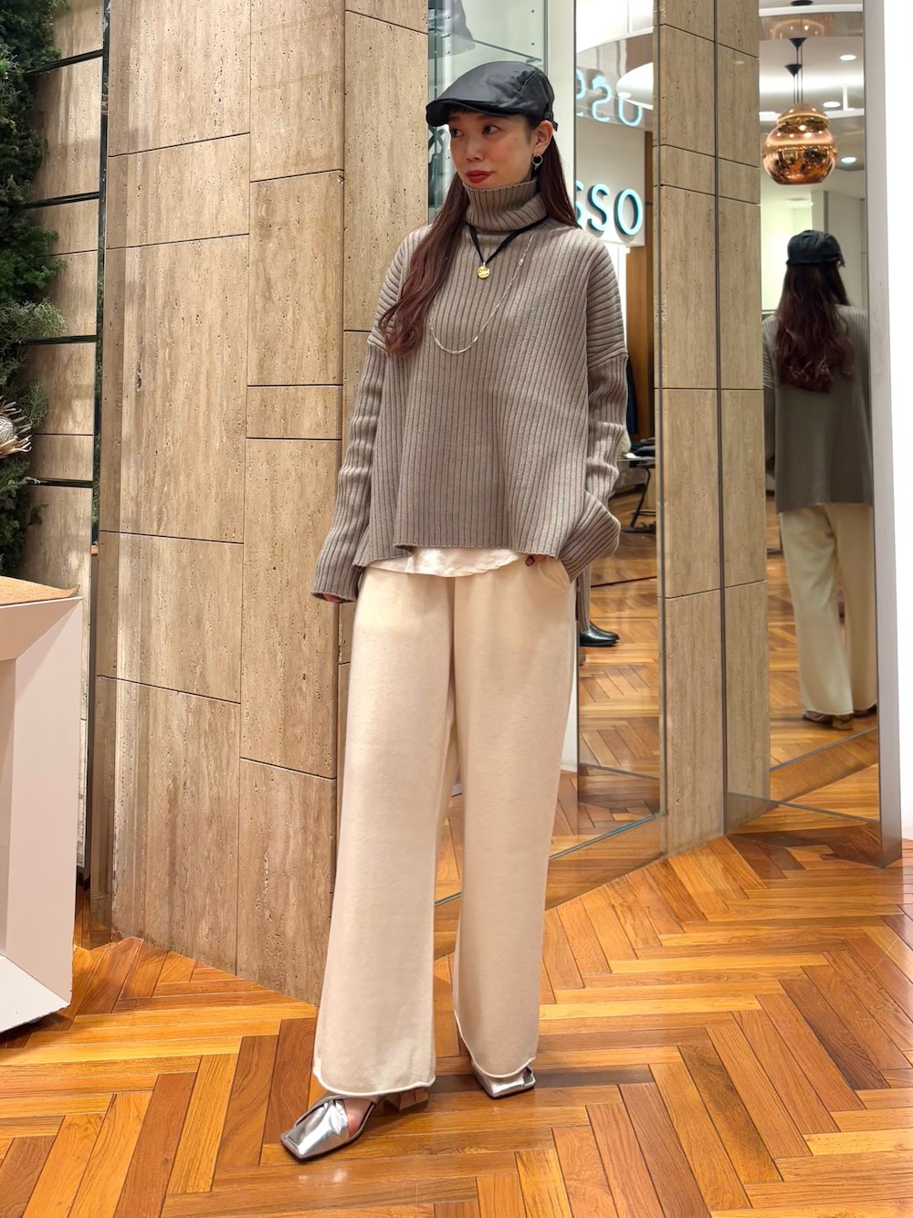 ゆったりしたシルエットなのに
スッキリ見えしてくれる優れもの！
身頃は裾広がりなシルエットですが
腕周りは細身で
スタイルアップしてくれます。

私はニットパンツと合わせたので
パジャマっぽくならないように
Tシャツをレイヤード。
小物使いも華やかにしました