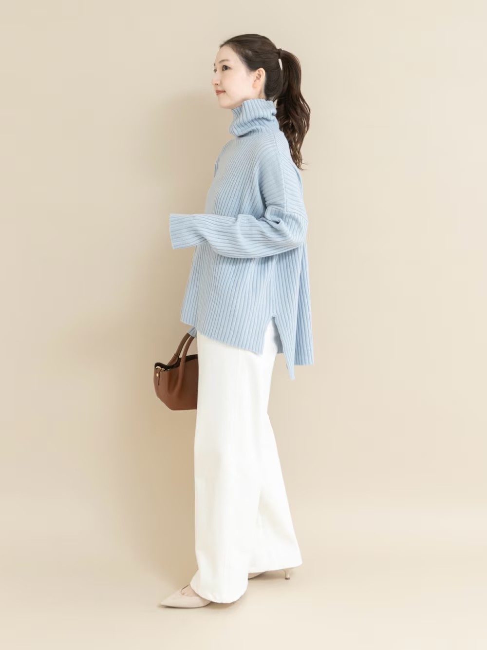 立体的なシルエットが可愛いリブニット!
長めの袖感が◎
折り曲げてカフス風にアレンジ頂くのもおすすめですよ。