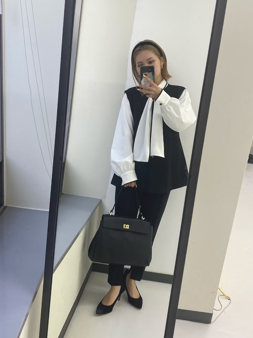 個人的1番好きなセット。
ボウタイブラウスは、結び方次第で
甘めにもクールにも雰囲気を変えられます。
今回は垂らして縦を強調！(低身長なので、、

パンツは丈もウエストもちょうど良く、
ぺたんこのパンプスでも安心です！