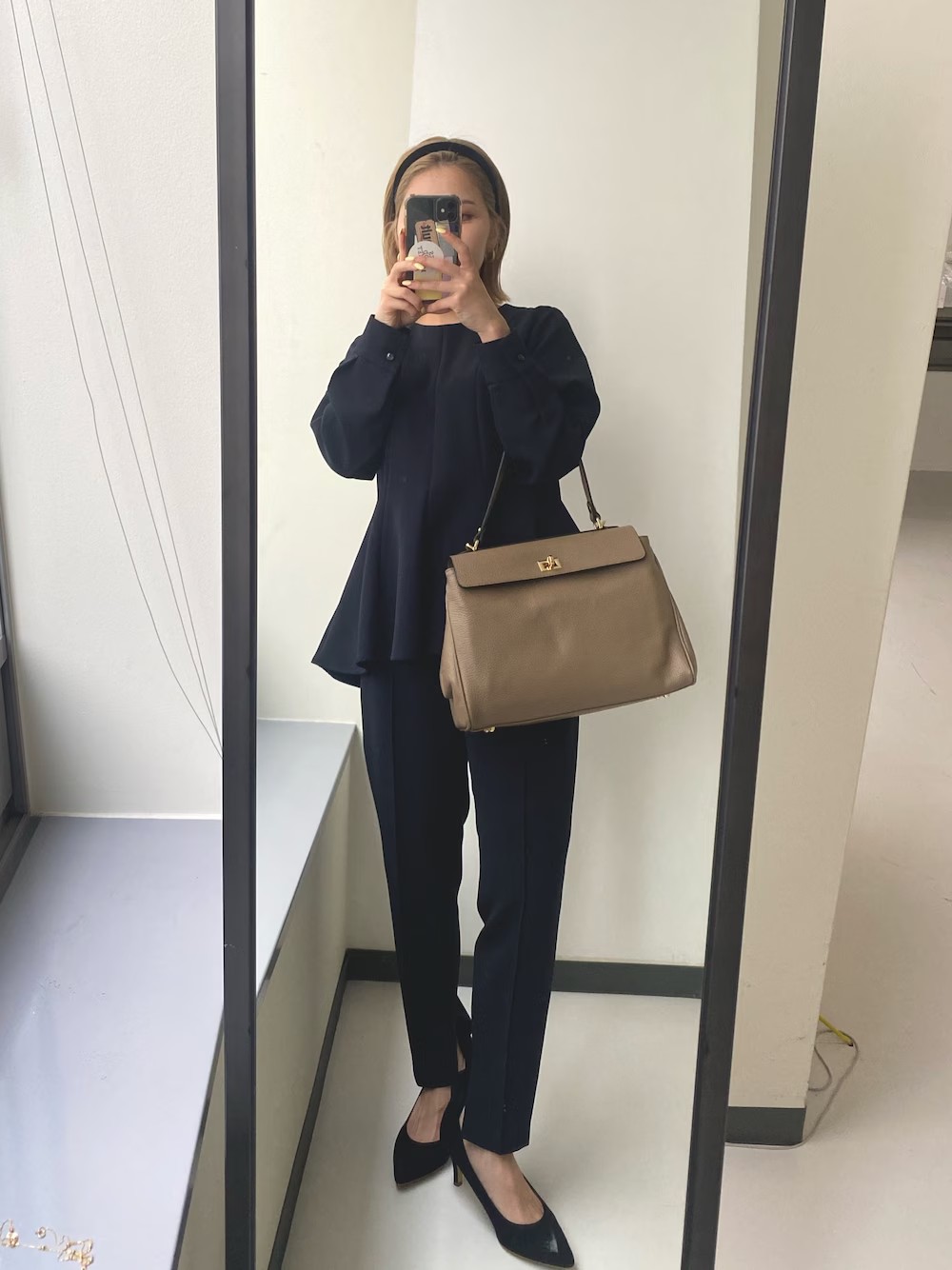 卒園や入学式におすすめな、ペプラムブラウス＋テーパードパンツのセットアップ！
ペプラムのシルエットが細見え効果絶大、、！
この1着だけ着るだけでサマになるのがポイント。
パンツはストレッチがあるので、普段の綺麗めなスタイリングの時にも重宝しそうです！