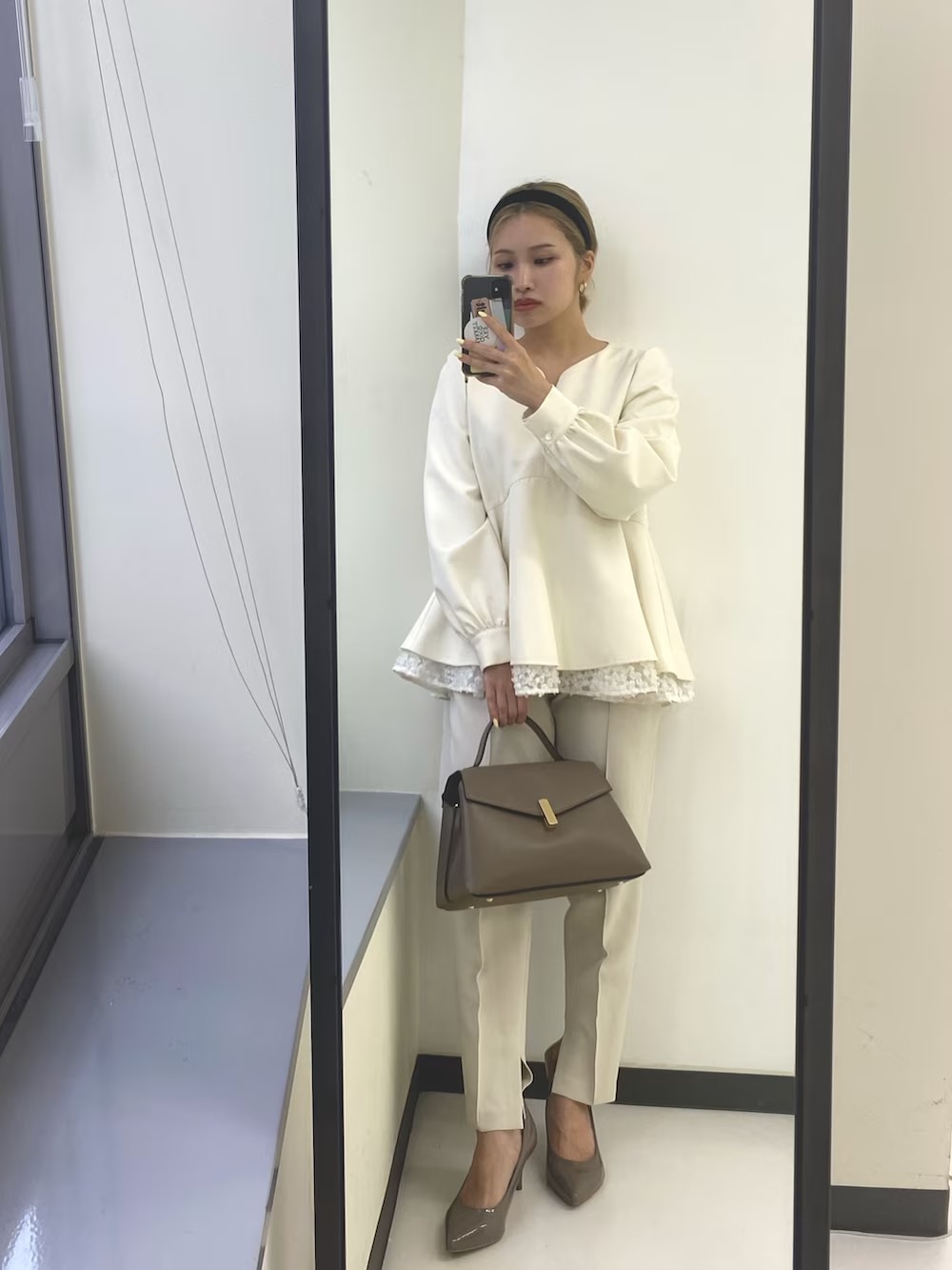 レイヤードしているような、裾から覗くレースが可愛い！！
あと個人的ポイントはショルダーの位置が落ちてないので肩周りがすっきり見えます！

別商品のセットアップのテーパードパンツは、同じ色味なので合わせやすいです♪