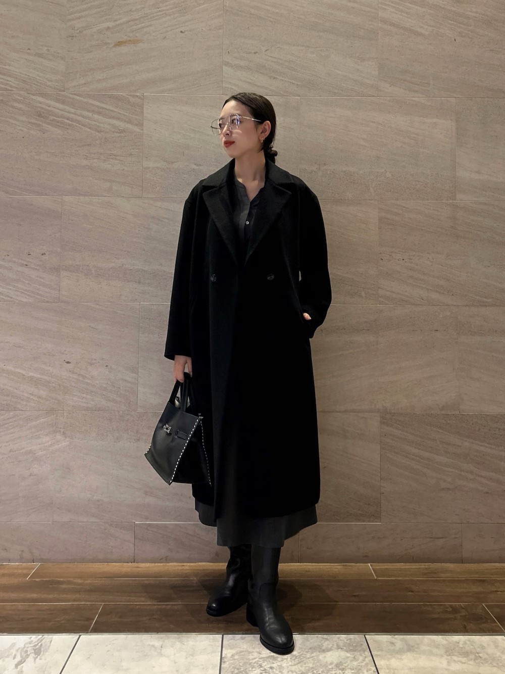 シンプルなワンピースを
かっこよくスタイリング！

アイウェアやスタッズのついたバッグを合わせるとオシャレ度◎

カシミヤ100%のコートも
光沢がとっても綺麗で◎
軽くて暖かく、長く愛用したいと思うコートです！