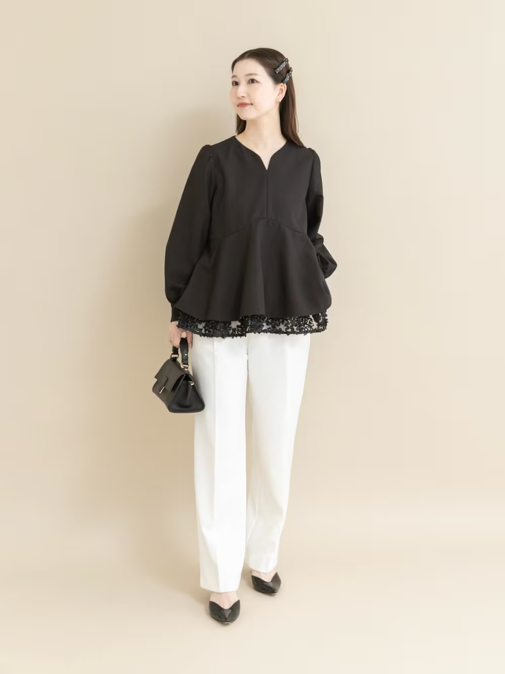 【ROSSOのセレモニースタイル】
セレモニースタイルの定番、ペプラムブラウスがROSSOから登場!
スッキリ見えシルエットで、どんなボトムスにも合わせやすいですよ。
レースをレイヤードしたデザインが可愛いオススメブラウスです。