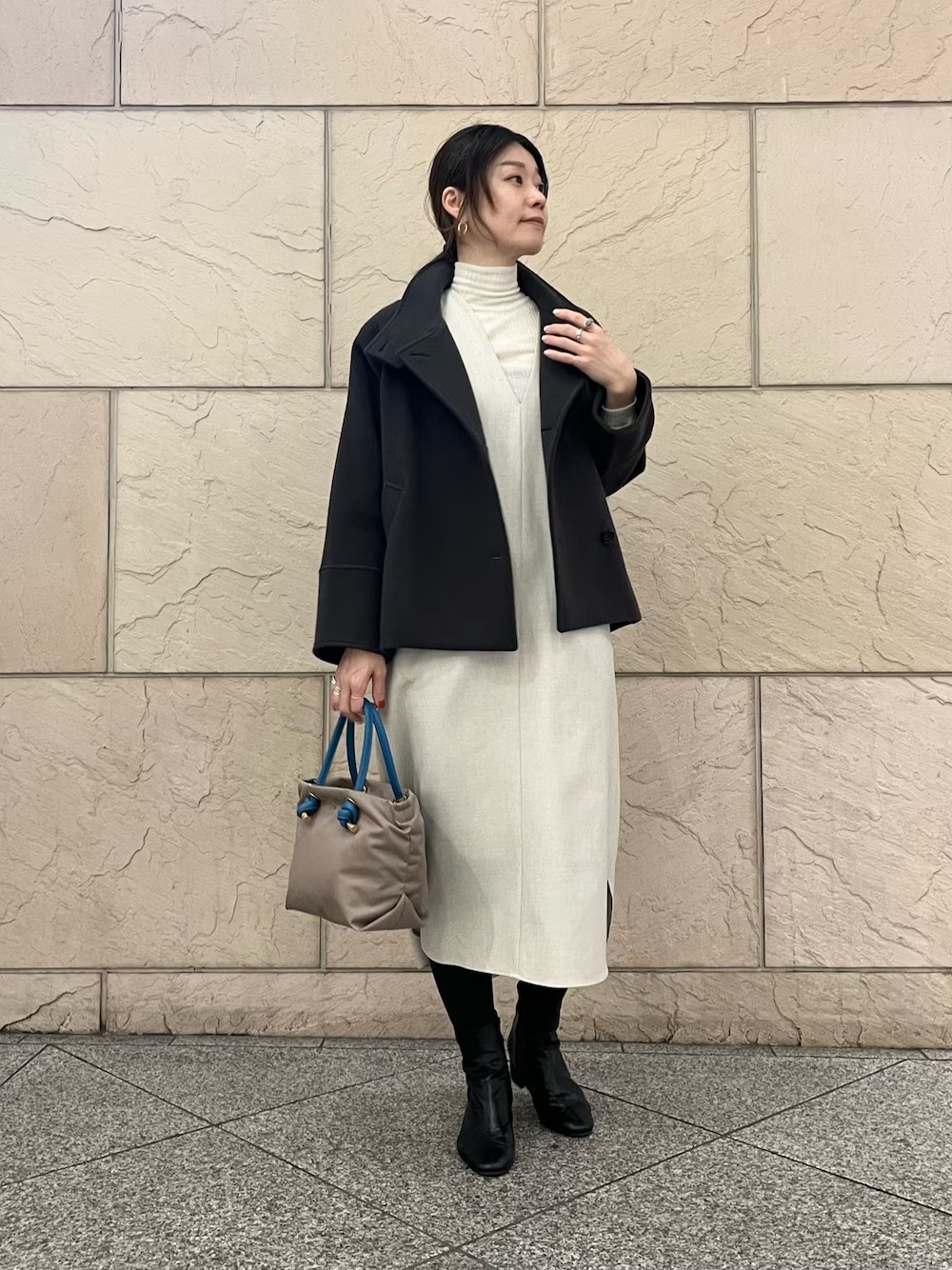 【ワンピース】
春まで使える！シーズンレスワンピースです！
インナーは軽ニットからブラウスまで幅開く相性◎

【アウター】
生地にこだわって作られたスタンドカラーが可愛いコート。ワンピースやスカートと合わせやすいショート丈です。